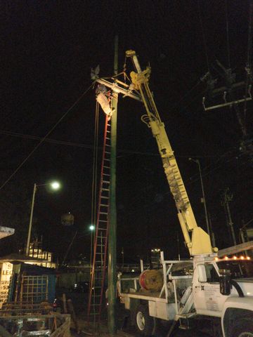 ARMADO DE CUCHILLAS EN POSTE METÁLICO DE 15 MTS.
