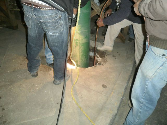 COLOCACIÓN DE POSTE METÁLICO