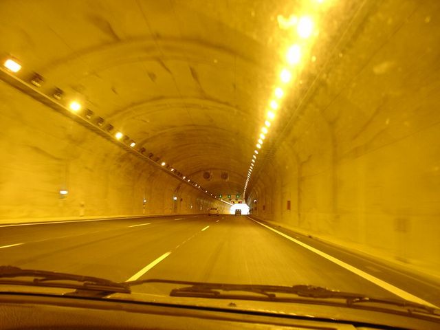 TÚNELES EN AUTOPISTAS (VISTA INTERIOR)