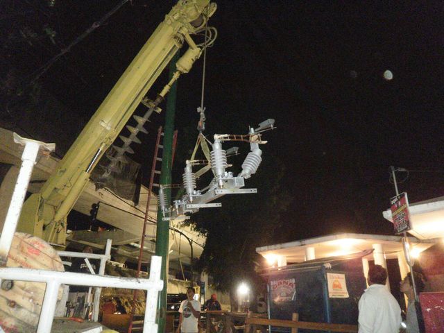 ELEVACIÓN DE CUCHILLAS PARA POSTE METÁLICO