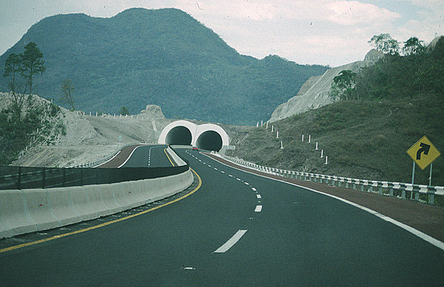 TÚNELES EN AUTOPISTAS